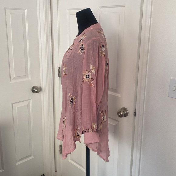 Fig and flower embroidered button down blouse in dusty rose. - Picture 6 of 14